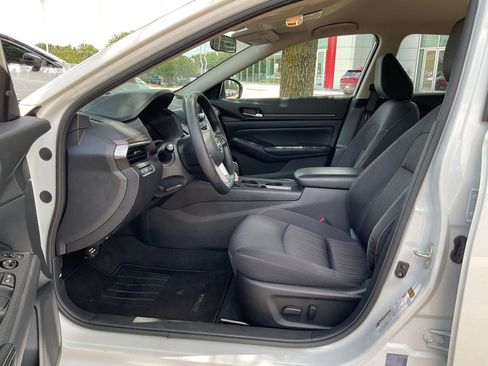 Used 2025 Nissan Altima 2.5 SV FWD image 8