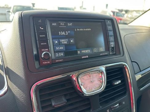 Used 2015 Chrysler Town & Country Touring image 10