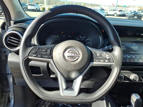 Used 2023 Nissan Kicks SV image 9