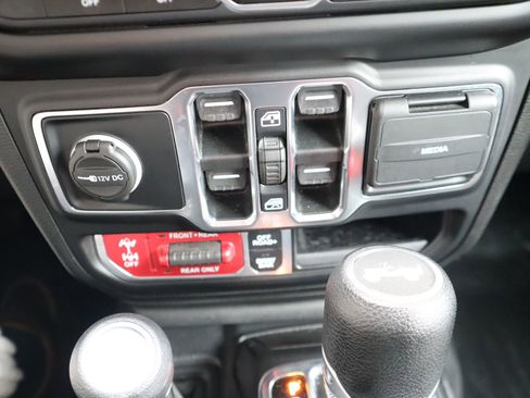 Used 2021 Jeep Wrangler Unlimited Rubicon w/ Cold Weather Group AWD/4WD image 36