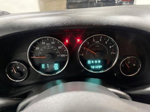Used 2018 Jeep Wrangler Unlimited Sahara w/ Connectivity Group AWD/4WD image 24