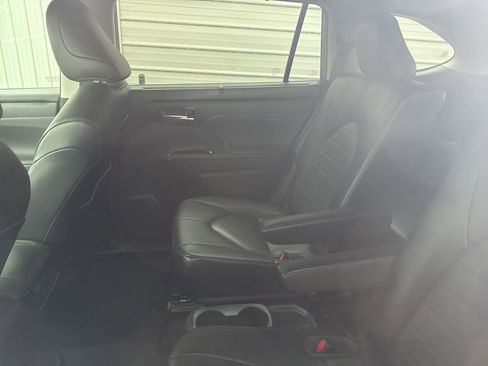 Used 2023 Toyota Highlander XLE AWD/4WD image 8