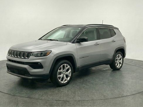 Used 2025 Jeep Compass Latitude AWD/4WD image 3