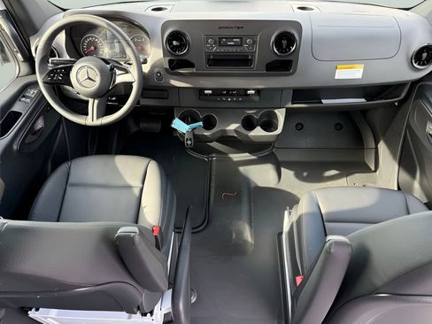 Used 2025 Mercedes-Benz Sprinter 2500 image 11