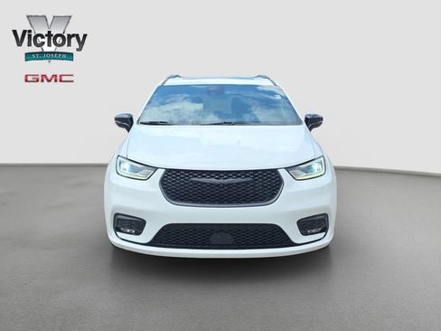 Used 2025 Chrysler Pacifica Limited FWD image 2
