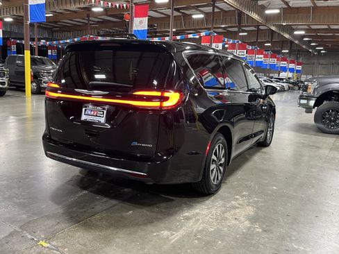 Used 2024 Chrysler Pacifica Select image 5