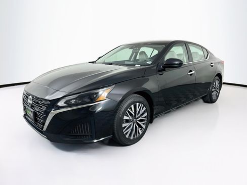 Used 2023 Nissan Altima 2.5 SV AWD/4WD image 3