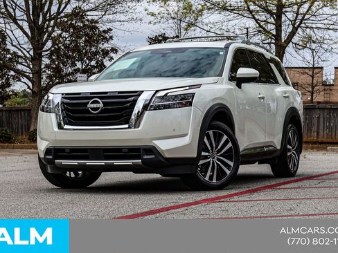 Used 2024 Nissan Pathfinder Platinum image 3