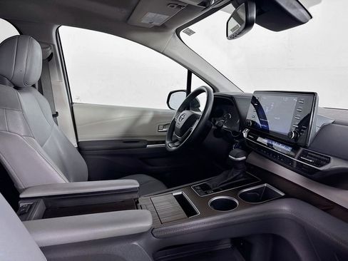 Used 2024 Toyota Sienna XLE image 35