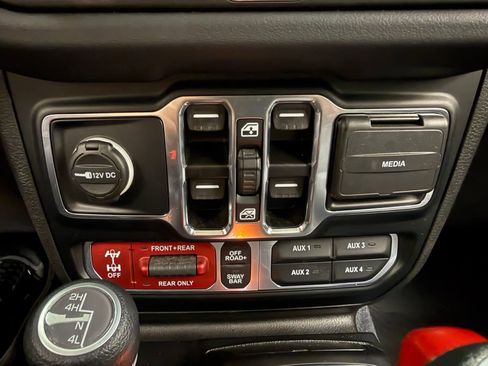 Used 2024 Jeep Wrangler Unlimited Rubicon w/ Technology Group AWD/4WD image 16