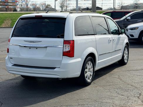 Used 2016 Chrysler Town & Country Touring image 5