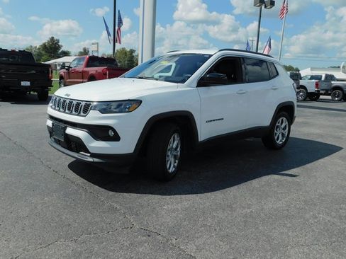 Used 2024 Jeep Compass Latitude image 4