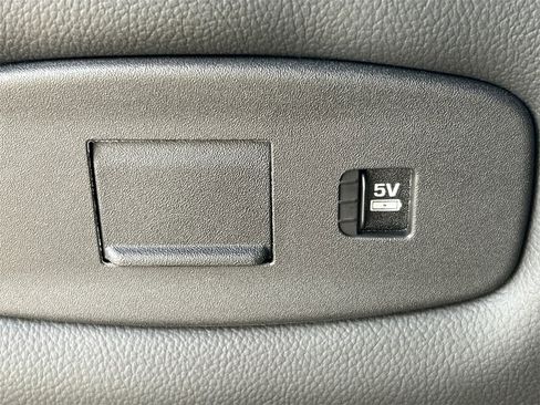 Used 2025 Land Rover Discovery Dynamic SE image 25