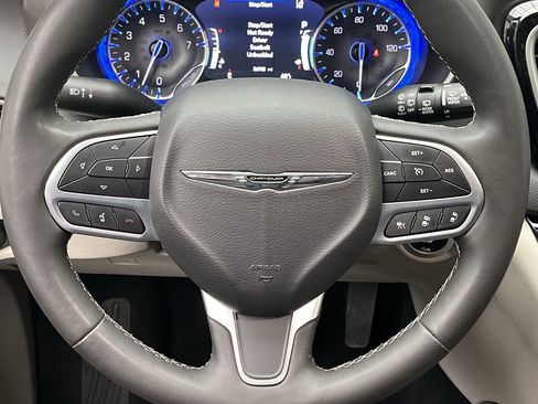 Used 2023 Chrysler Pacifica Touring-L image 14