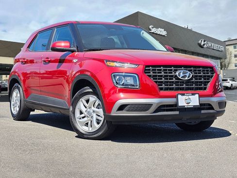 Used 2025 Hyundai Venue SE image 1