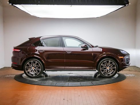 Certified 2025 Porsche Cayenne Coupe AWD/4WD image 8