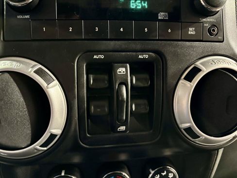 Used 2013 Jeep Wrangler Unlimited Sahara AWD/4WD image 9