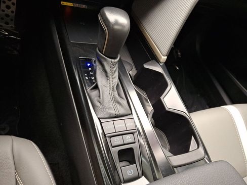 Used 2025 Toyota Camry SE w/ Convenience Package FWD image 15