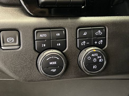 Used 2023 Chevrolet Silverado 1500 High Country w/ High Country Premium Package AWD/4WD image 27
