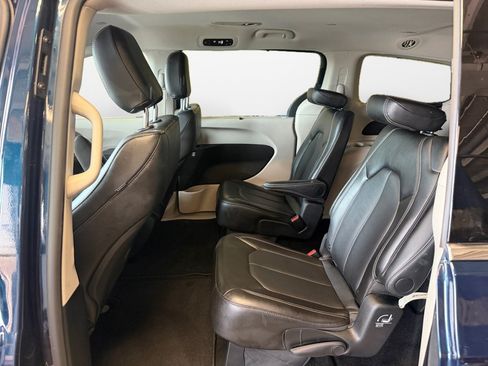 Used 2024 Chrysler Pacifica Touring-L FWD image 16