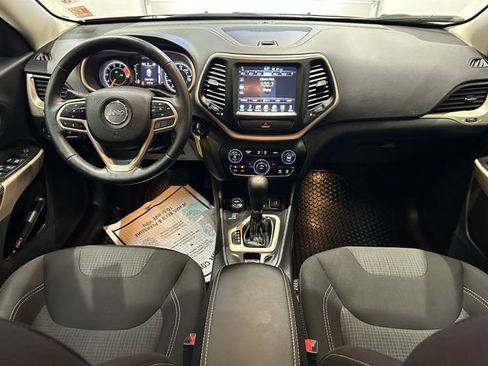 Used 2017 Jeep Cherokee Latitude w/ Cold Weather Group AWD/4WD image 8