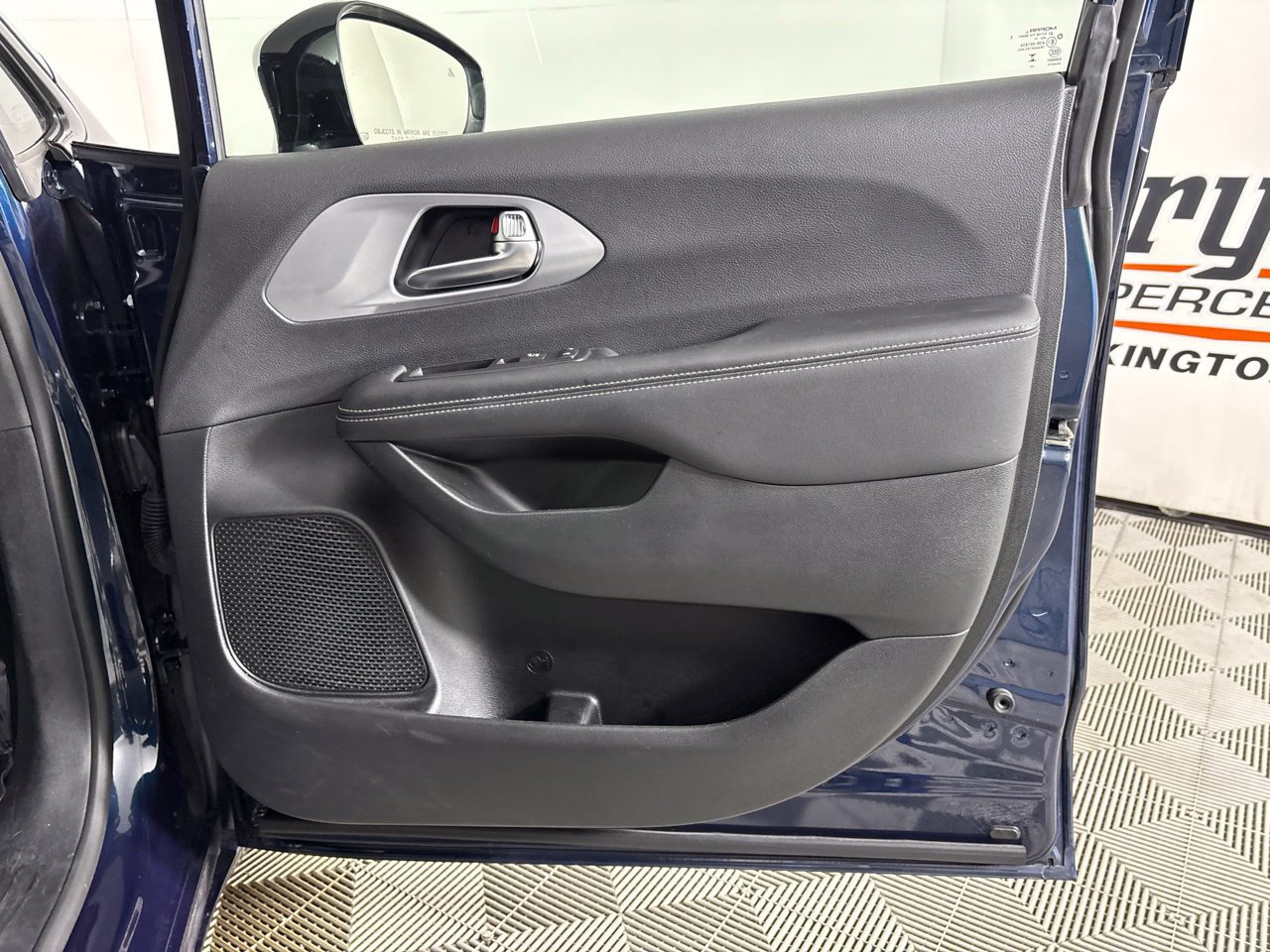 Used 2025 Chrysler Pacifica Limited FWD image 31