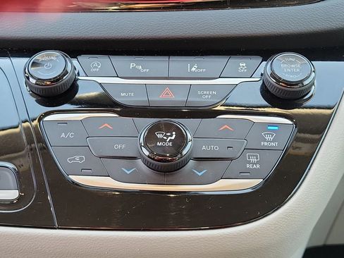 Used 2023 Chrysler Pacifica Touring-L image 11