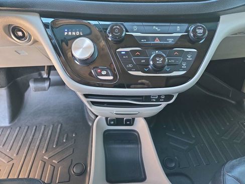 Used 2020 Chrysler Pacifica Touring-L w/ Tire & Wheel Group FWD image 25