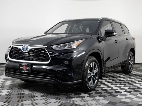 Used 2024 Toyota Highlander XLE image 2