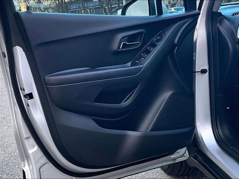 Certified 2022 Chevrolet Trax LT w/ Sport Edition image 9