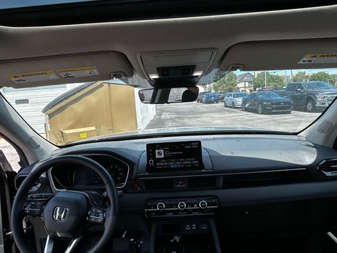 Used 2025 Honda Pilot Touring image 11
