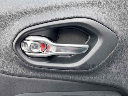 Used 2019 Jeep Cherokee Latitude Plus w/ Cold Weather Group image 26