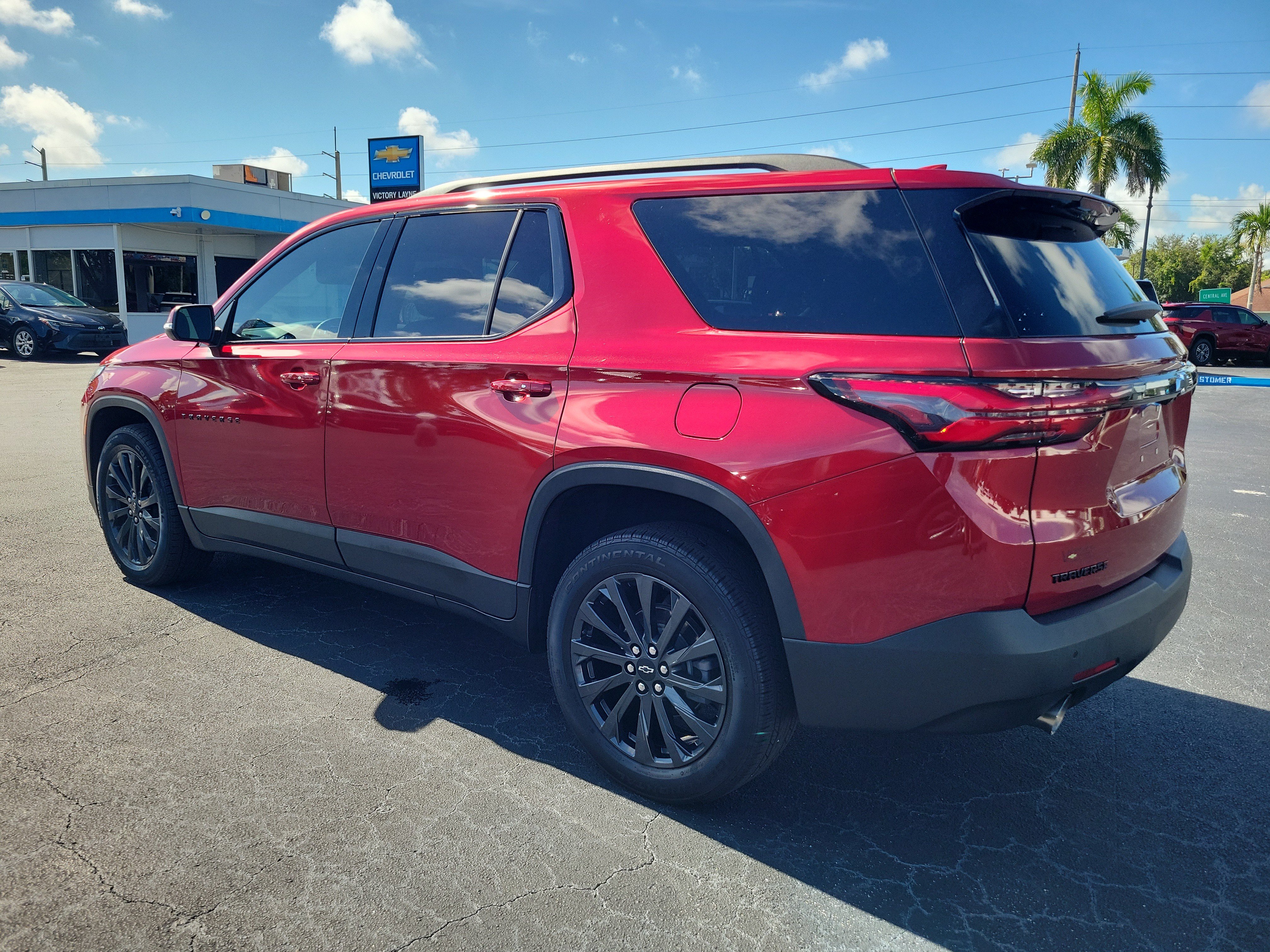 Used 2023 Chevrolet Traverse RS FWD image 3