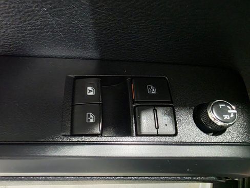 Used 2016 Toyota Tacoma SR image 16