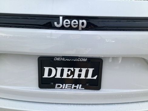 New 2025 Jeep Grand Cherokee Laredo image 11