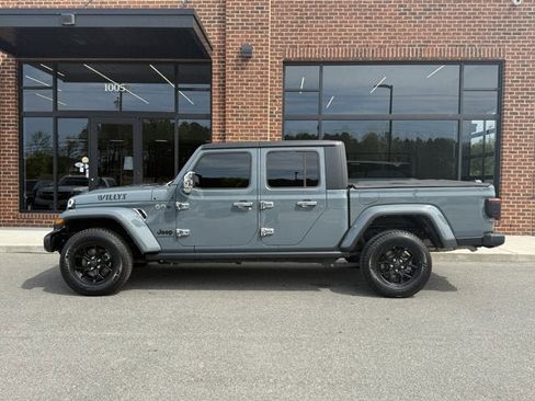 Used 2024 Jeep Gladiator Sport AWD/4WD image 3