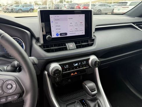 Used 2024 Toyota RAV4 SE image 21