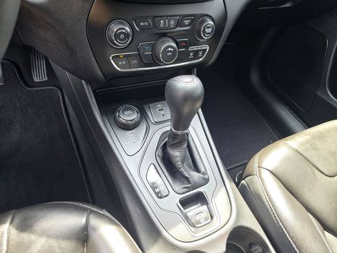 Used 2020 Jeep Cherokee Latitude Plus AWD/4WD image 21