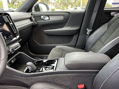 Used 2022 Volvo XC40 T5 R-Design image 24