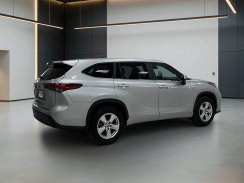 Used 2023 Toyota Highlander LE AWD/4WD image 6