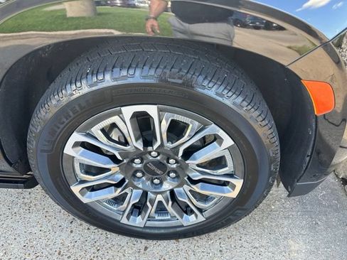 Used 2023 GMC Yukon Denali Ultimate AWD/4WD image 6
