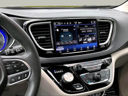 Used 2023 Chrysler Pacifica Touring-L FWD image 7