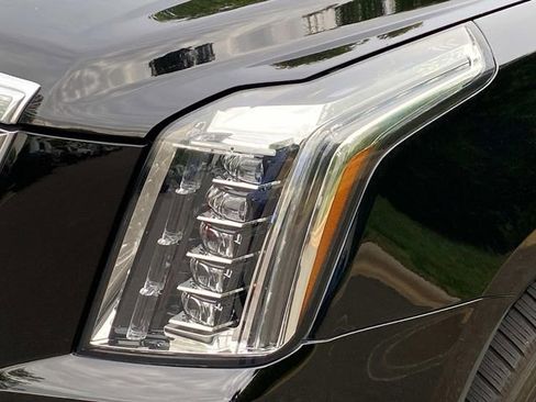 Used 2020 Cadillac Escalade Luxury RWD image 5