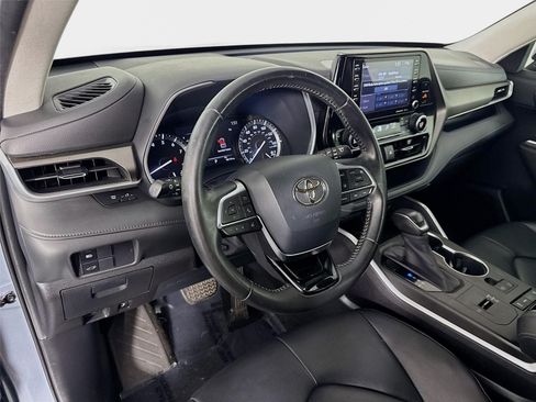 Used 2020 Toyota Highlander XLE FWD image 9