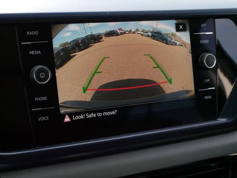 Certified 2022 Volkswagen Taos SE w/ Panoramic Sunroof Package AWD/4WD image 31