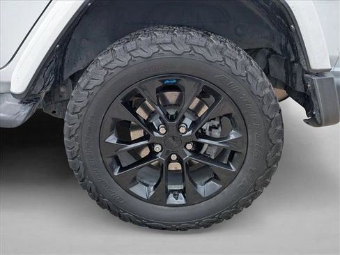 Used 2022 Jeep Wrangler Unlimited Sahara w/ Cold Weather Group AWD/4WD image 8