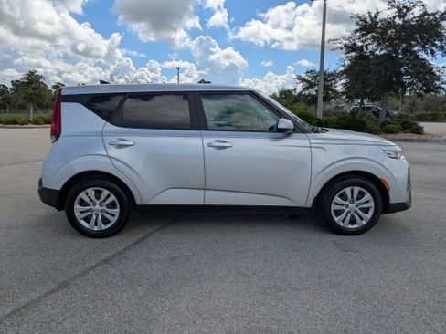 Used 2021 Kia Soul LX FWD image 3