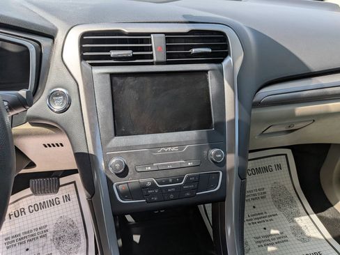 Used 2019 Ford Fusion SE FWD image 21