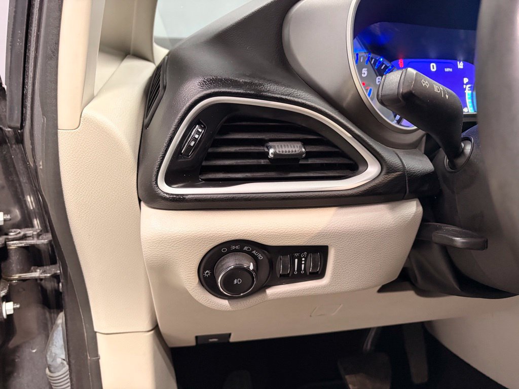 Used 2023 Chrysler Pacifica Touring-L FWD image 18