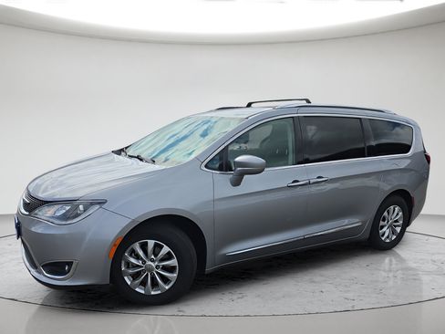 Used 2018 Chrysler Pacifica Touring-L FWD image 8